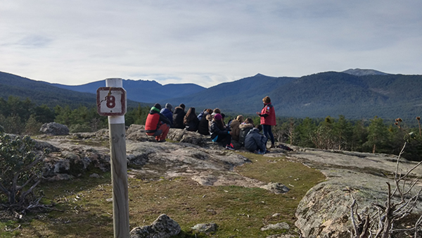 Una monitora se dirige a un grupo de cursillistas en la sierra del Guadarrama (foto: Ceneam).