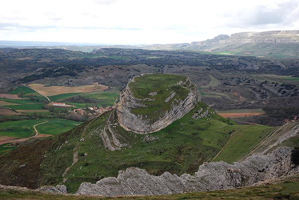 Peña Castillo, en el Geoparque de Las Loras, una de las zonas de interés geológico de Castilla y León que se visitarán durante el Geolodía 2018 (foto: RosaTera / Wikicommons).