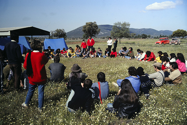 Asamblea improvisada por los ocupantes de Cabañeros en mayo de 1983 (Foto: Antonio Sacristán).

