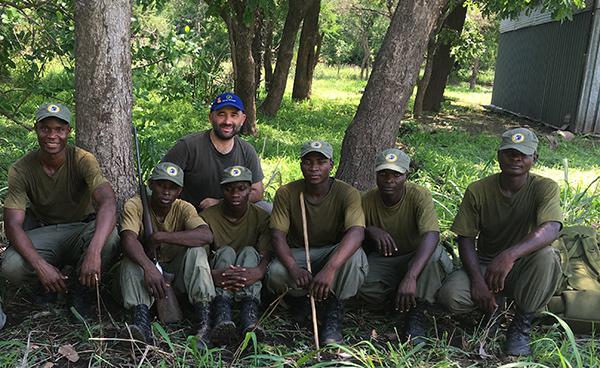 El autor, con los rangers participantes en unas prácticas de rastreo organizadas por el TIFIES en el parque Nacional de Gorongosa (Mozambique).

