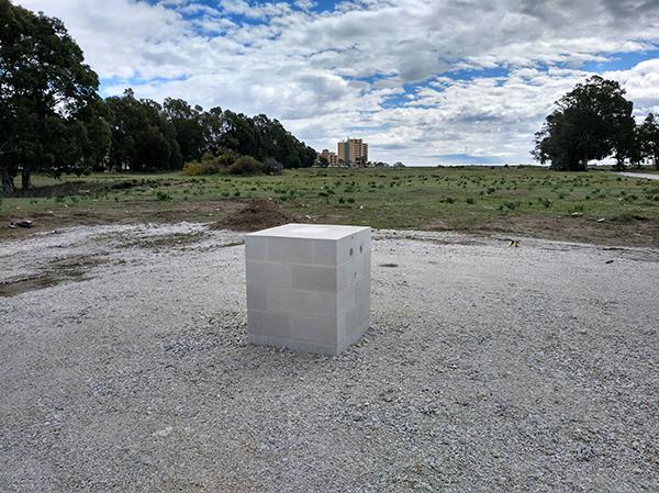 Primera piedra de las obras de construcción de una academia de fútbol en la playa de El Arraijanal (Málaga). Foto: Mari Cruz Torres.

