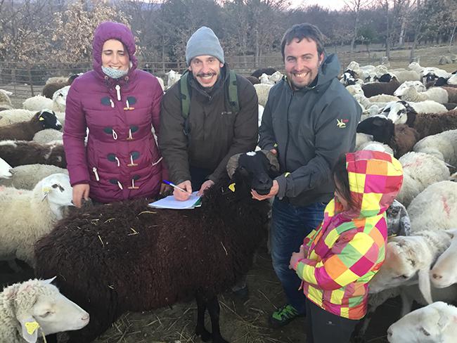 Familia de ganaderos propietaria de la marca “Pastando con Lobos”, junto con Fernando Blanca, de la asociación Grefa (foto: Grefa).
