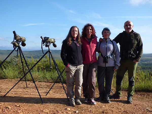 En tercer lugar por la izquierda, Patricia Orejas, agraciada con el sorteo de Quercus y Llobu, acompañada de dos amigas y de Javier Talegón, en la Sierra de la Culebra (Zamora).



