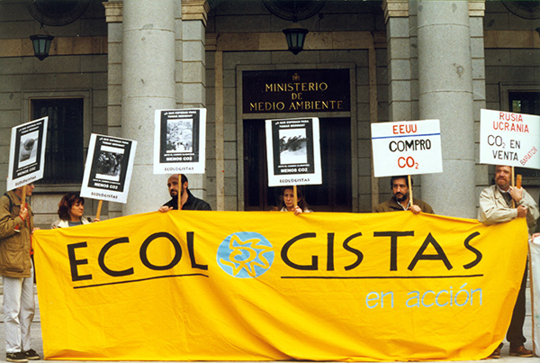 Miembros de Ecologistas en Acción despliegan una pancarta frente al Ministerio de Medio Ambiente en 1998, año de creación de esta organización.

