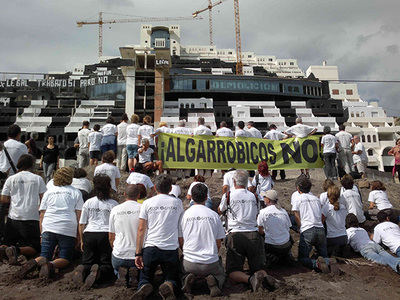 Acción de protesta de voluntarios de Ecologistas en Acción junto al hotel de El Algarrobico, en el cabo de Gata (Almería).