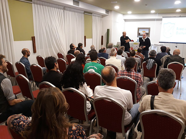 Los asistentes al I Conceyu Mediambiental Cantábrico, en Avilés (Asturias), escuchan una ponencia (foto: PdCC).