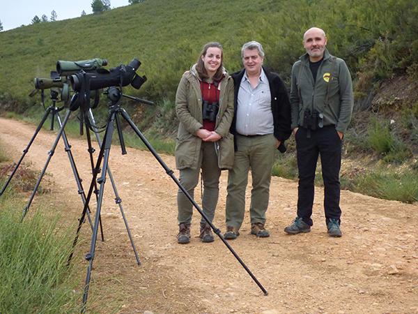 En el centro, Rubén Ezquerra, lector de Quercus que ganó en 2018 el viaje lobero sorteado por nuestra revista y la empresa Llobu. Le acompañan su hija Elena y Javier Talegón.