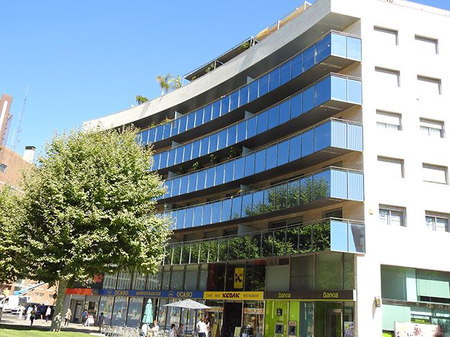 El edificio con fachada acristalada que ha sido motivo de estudio en la ciudad de Tarragona (foto: Raül Aymí).