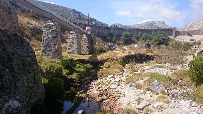 Las grandes infraestructuras hidráulicas son una de las grandes amenazas para el hábitat del desmán ibérico. En la fotografía, presa hidroeléctrica en el suroeste de la provincia de Ávila, enclavada en una zona con presencia de desmán ibérico (foto: Biosfera Consultoría Medioambiental S. L.).

