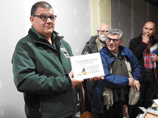 Jesús Hernando muestra la placa que recibió durante su homenaje por su trayectoria conservacionista en el Refugio de Rapaces de Montejo (foto: Elías Gomis).