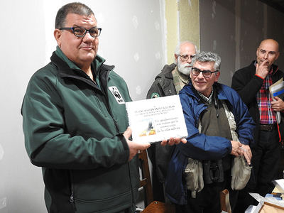 Jesús Hernando muestra la placa que recibió durante su homenaje por su trayectoria conservacionista en el Refugio de Rapaces de Montejo (foto: Elías Gomis).