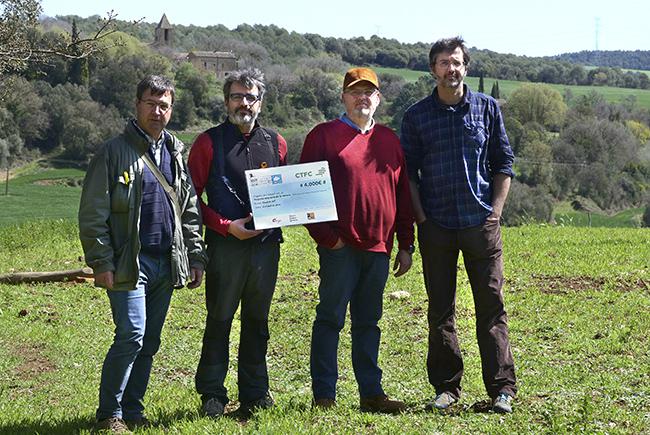 Entrega simbólica de uno de los cheques resultantes de la edición de 2017 del delta birding festival, destinado al seguimiento científico de la tórtola europea (foto: DBF).

