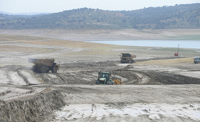 Obras iniciales previas a la urbanización de la isla de Valdecañas (Cáceres). foto: Adenex.

