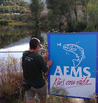 Cartel de Ríos con Vida junto al río Viejas, en la comarca cacereña de las Villuercas (foto: Ríos con Vida).

