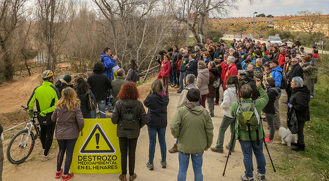 Reciente concentración en protesta por las obras en el río Henares a su paso por Guadalajara (foto: Fernando Santander).

