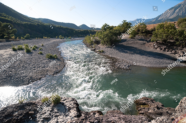 El Viosa, en el suroeste de Albania, es uno de los últimos ríos salvajes de Europa (foto: ollirg / Shutterstock).

