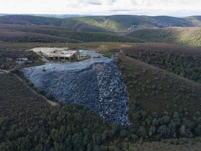 Escombrera en una mina de pizarra en Flechas (Zamora), en la Sierra de la Culebra.