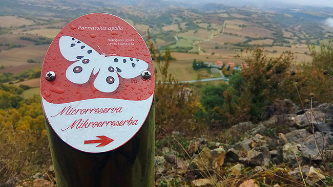 Baliza indicadora del itinerario que atraviesa la microrreserva para la mariposa apolo (Parnassius apollo) en La Población-Meano (Navarra). Foto: Juan Carlos Vicente.

