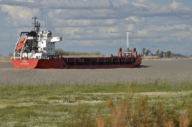 Una embarcación remonta el estuario del Guadalquivir (foto: Jorge Sierra / WWF España).

