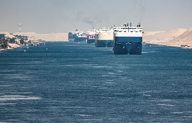 Fila de buques mercantes cruzando el Canal de Suez (foto: Dipix y TommoT / Shutterstock).

