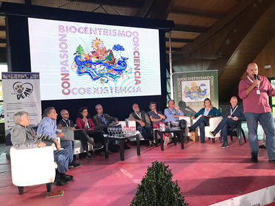 Un momento de las jornadas de debate entre animalistas y ecologistas en Torrelavega (Cantabria).


