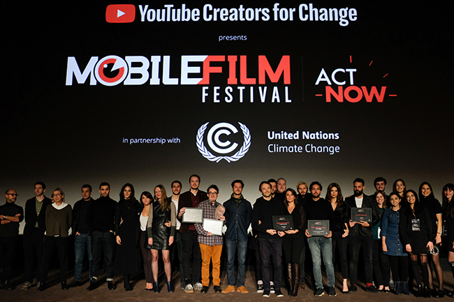 Foto de grupo de los premiados en el Mobile Film Festival durante la reciente gala celebrada en París.