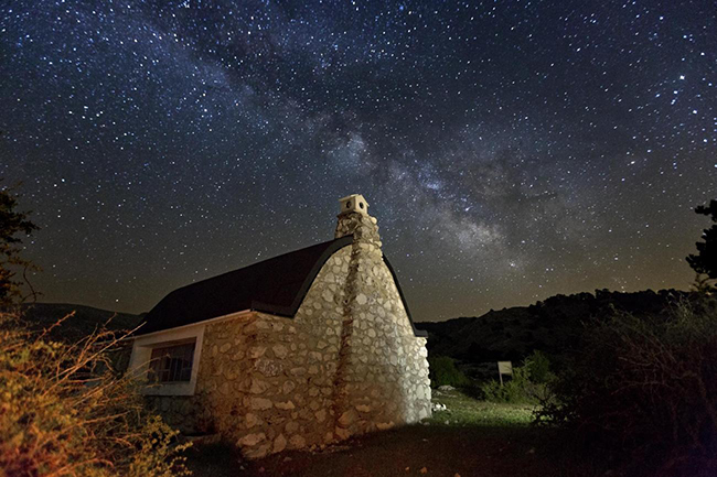 Cielo nocturno de verano en el refugio de Rambla Seca, en el término municipal de Santiago-Pontones (Jaén).