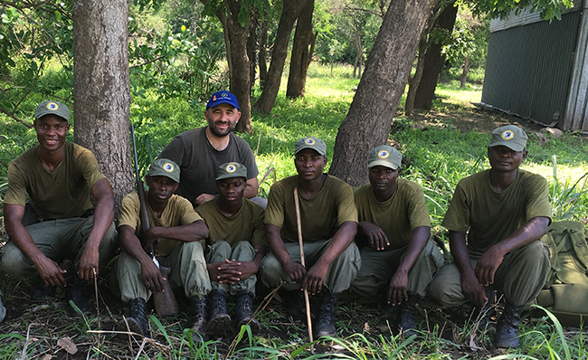 Guardas participantes en un taller de rastreo organizado por el Plan TIFIES en el Parque Nacional de Gorongosa (Mozambique).
