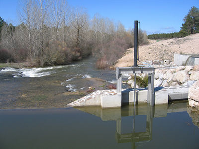 Azud en el río Cega desde donde se deriva el agua con destino a la recarga del acuífero de la comarca segoviana de El Carracillo (foto: Plataforma 'El Cega, el río que nos une').

