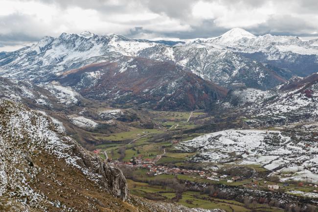 Espectaculares paisajes cantábricos como el de la fotografía, correspondiente al valle de Cármenes, en la montaña central de León, se verán amenazados por la avalancha de megaproyectos eólicos previstos en la Cordillera Cantábrica (foto: Jesús Fernández Carro).