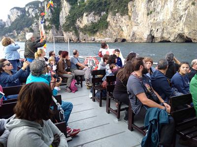 Salida en barco por el litoral cantábrico durante una edición anterior del Festival de la Migración de las Aves.