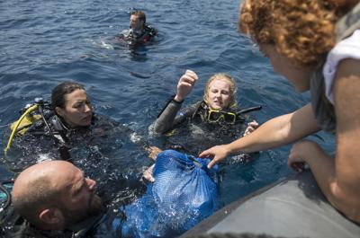 Varios submarinistas sacan una bolsa con basura de los fondos marinos, en una edición anterior de la campaña 1m2 contra la basuraleza (foto: Proyecto Libera).