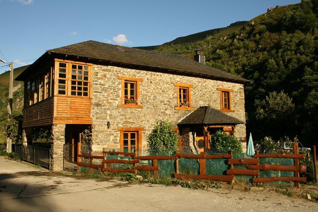 Albergue Vega del Hórreo, en Cangas de Narcea (Asturias), desde donde se llevarán a cabo los voluntariados de este otoño (foto: Ecotur).