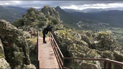 Pepe Guisado, Pajarisiaco, observa aves desde el mirador de Cabañas del Castillo (Cáceres).