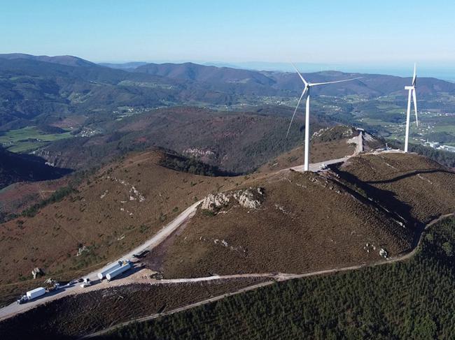 Parque eólico de Capiechamartín, en fase de construcción, en las sierras prelitorales del occidente de Asturias (foto: PDCC).
