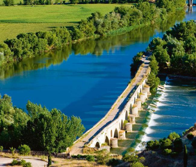 Tramo del Duero y puente sobre el río en las cercanías de Toro (Zamora). Foto: Richard Semik / Shutterstock.