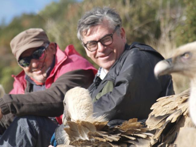 Fidel José en el comedero de buitres de Santa Cilia, en Huesca, con Manu Aguilera, presidente del Fondo Amigos del Buitre (foto: Antonio Ruiz Heredia).