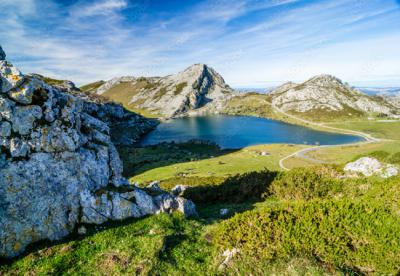 Sector de los lagos de Covadonga, en los Picos de Europa (foto: Juan Carlos Alonso / Adobe Stock).