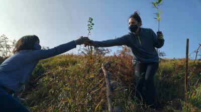 Dos voluntarias durante una plantación realizada el pasado octubre en el paraje de Undabaso (Vizcaya). Foto: Fundación Lurgaia Fundazioa.