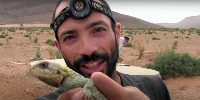 Raúl León Vigara, durante el rescate de un reptil que había quedado atrapado en un aljibe en el norte de África.