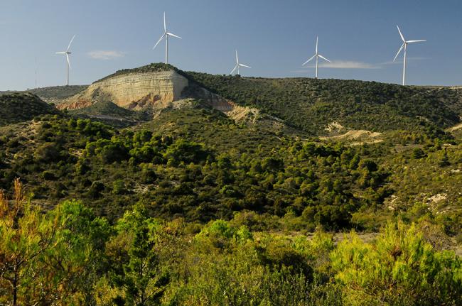 Parque eólico de la Plana de Sancho Abarca, construido en la ZEPA Loma La Negra-Bardenas (Aragón) y en el límite del Parque Natural y Reserva de la Biosfera de Bardenas Reales de Navarra (foto: Eduardo Viñuales).