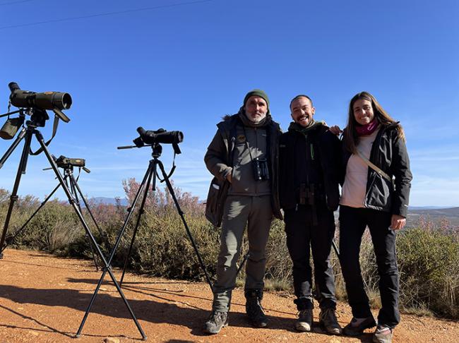 De izquierda a derecha, Javier Talegón, Javier Brazuelo y Beatriz Sánchez, durante la jornada lobera en la Sierra de la Culebra (foto: Llobu).