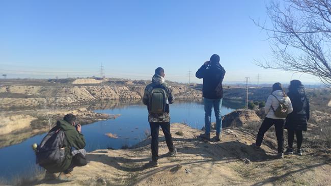 Un grupo de jóvenes observa aves en el humedal principal de las lagunas de Ambroz (Madrid). Foto: Sara Navarro.