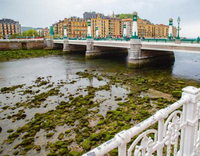 Panorámica de un puente sobre el río Urumea en San Sebastián (foto: Tilman Ehrcke / Adobe Stock).