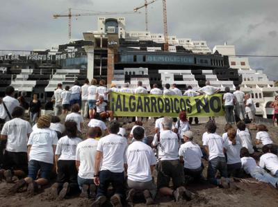 Acto de protesta frente al hotel ilegal de la playa de El Algarrobico (Carboneras, Almería). Foto: Ecologistas en Acción.