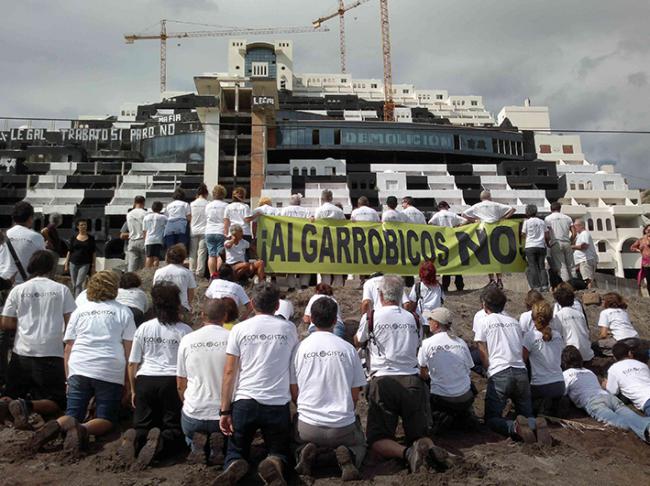Acto de protesta frente al hotel ilegal de la playa de El Algarrobico (Carboneras, Almería). Foto: Ecologistas en Acción.