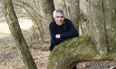 Pierre Déom preparando el cuaderno de La Hulotte y El Cárabo que dedicó a las formas extrañas de los árboles (foto: Pierre Déom © La Hulotte).