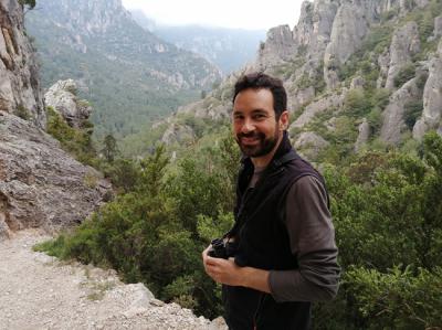 Jordi Palau observando fauna en el barranco de La Vall (Tarragona), un espacio característico del piso montano mediterráneo (foto: Noemí Font).
