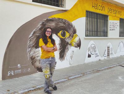 Mural sobre el halcón peregrino realizado por los alumnos del instituto "Carmen Martín Gaite", de Navalcarnero (Madrid), coordinado por la psicóloga y artista Lourdes Berzas bajo la cobertura del proyecto LIFE Guardianes de la Naturaleza (foto: Loube).