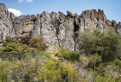 Los crestones de cuarcita armoricana del Geoparque Mundial de la UNESCO Villuercas-Ibores-Jara forman un buen ejemplo de la combinación de geodiversidad y biodiversidad (foto: Javier Rico).